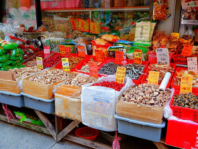 Qué ver y hacer en Chinatown - letreros en chino