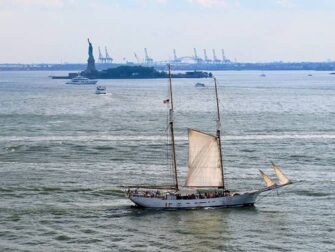 Crucero en gran velero a la Estatua de la Libertad en Nueva York - Estatua de la Libertad