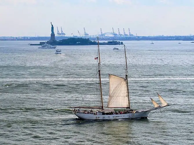 Crucero en gran velero a la Estatua de la Libertad en Nueva York - Estatua de la Libertad