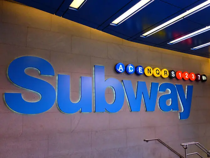 El metro en Nueva York - parada de metro