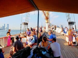 Crucero en gran velero a la Estatua de la Libertad en Nueva York