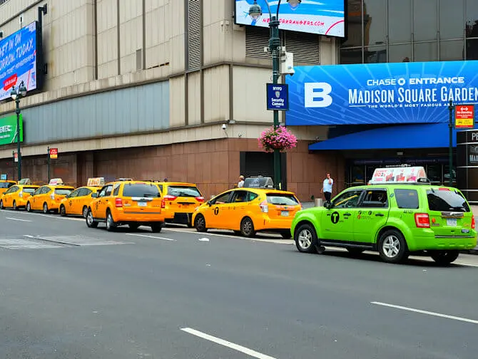 Los taxis en Nueva York - Taxi verde lima junto a taxis amarillos