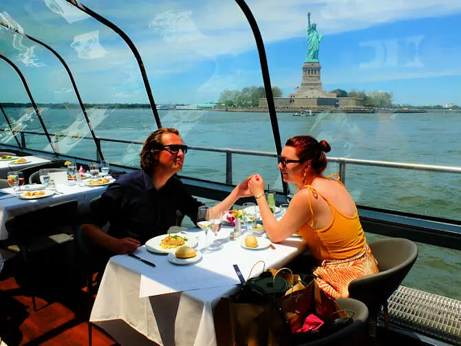 Crucero con cena de San Valentín en Nueva York - Statue of Liberty