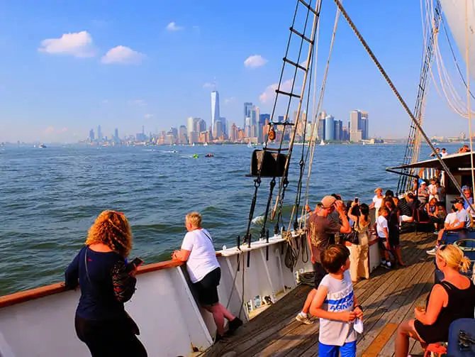 Brunch con champagne en velero por Nueva York - Navegando