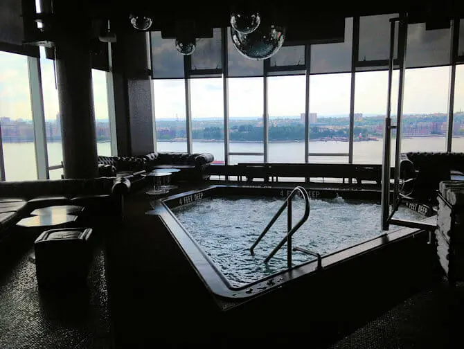 Bares gay en Nueva York - Piscina de Le Bain