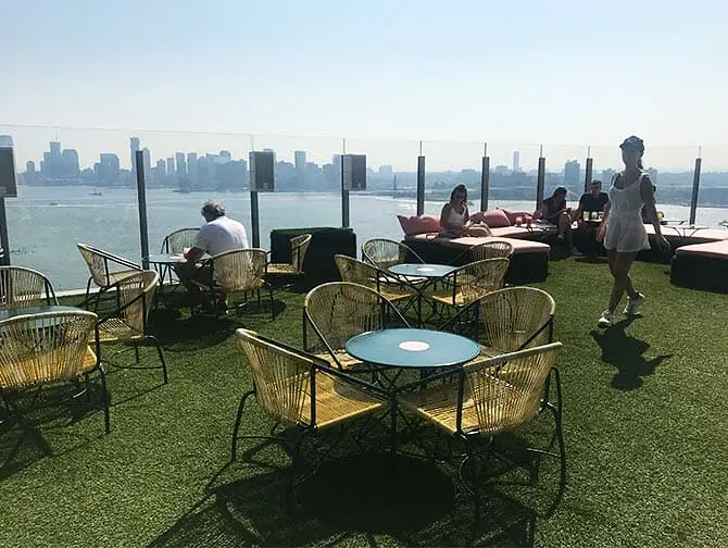 Bares gay en Nueva York - Terraza de Le Bain