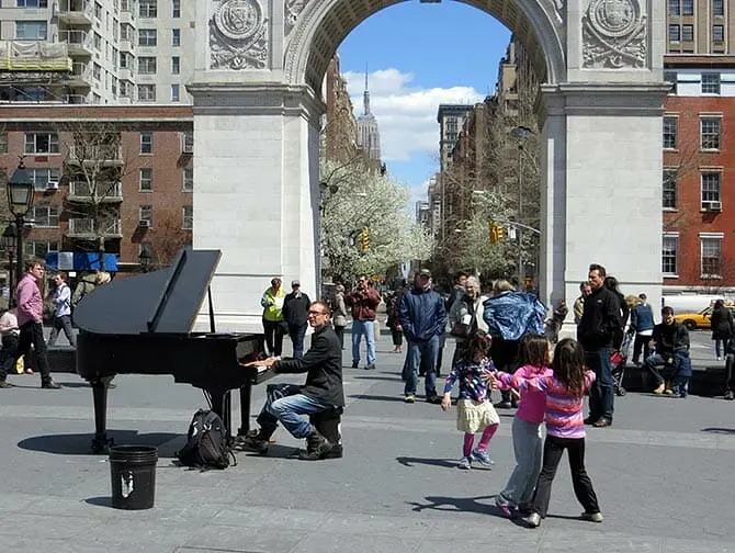 Parques en NYC - musica en directo en Washington Square Park