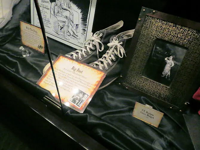 Museo Ripley’s Believe It or Not! en Nueva York- zapatillas de deporte enormes