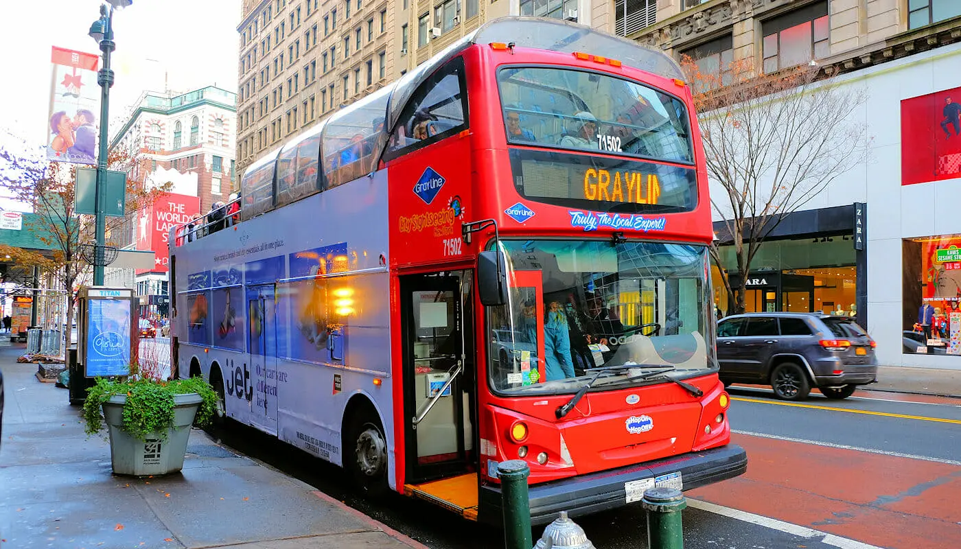 Bus hop on hop off Gray Line en Nueva York - Subiendo al bus