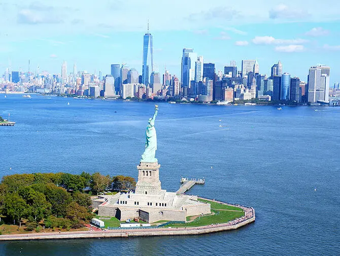 Vuelo en helicóptero sin puertas por Nueva York - Estatua de la Libertad
