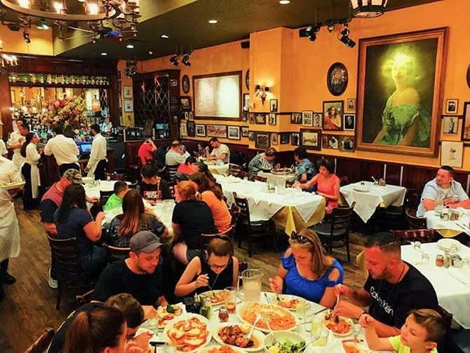 Carmine’s restaurante familiar en Nueva York - Cenando