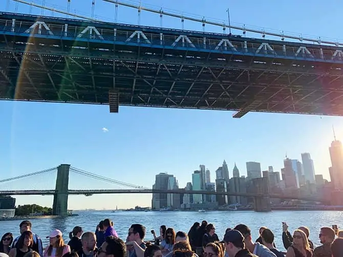Crucero Happy Hour en Nueva York - Navegando por el East River