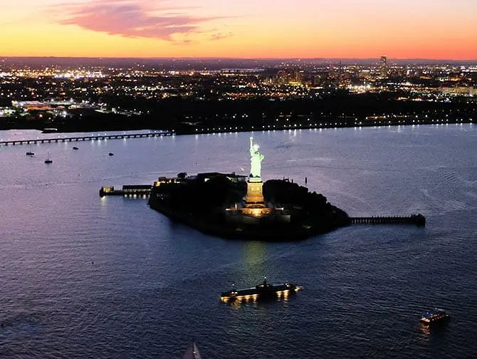 Vuelo nocturno en helicóptero por Nueva York - Estatua de la Libertad
