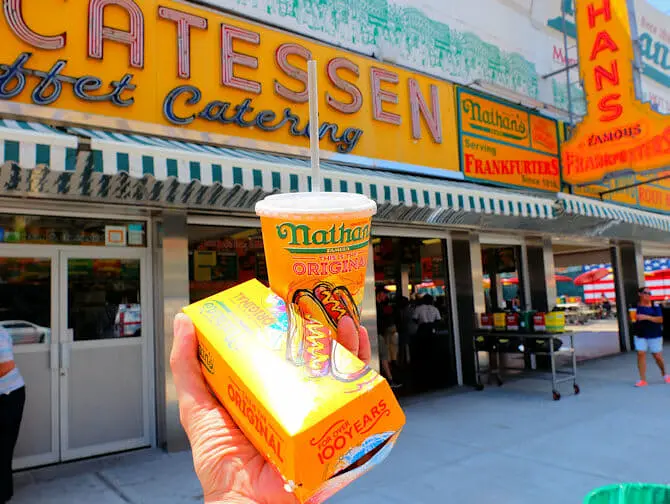 Parque de atracciones Denos Wonder Wheel en Coney Island - Nathans Famous Hot Dog