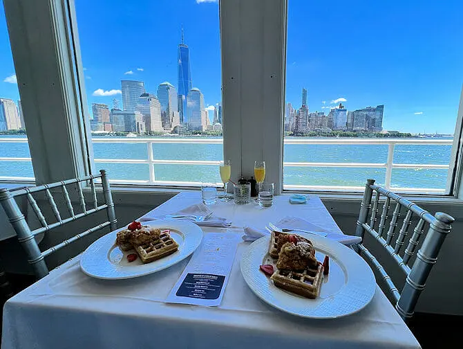 Crucero con brunch en Nueva York mesa