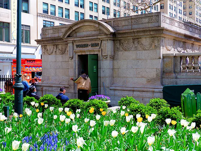 Bryant Park en Nueva York - Baño público
