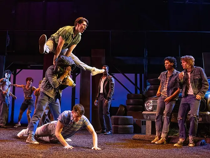 Tickets para The Outsiders en Broadway - Elenco