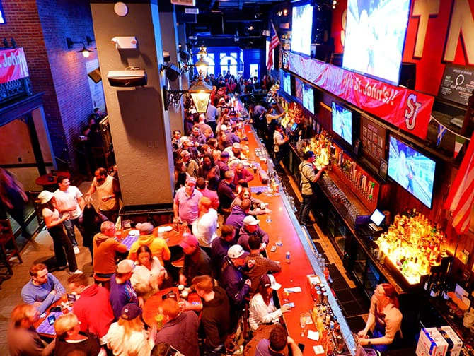 Bares deportivos y bares de fútbol en Nueva York - Stout NYC Interior