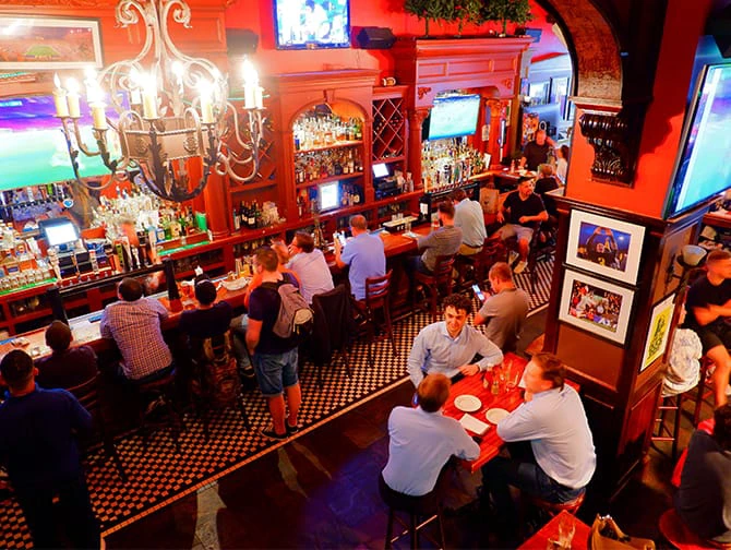 Bares deportivos y bares de fútbol en Nueva York - The Football Factory at Legends interior